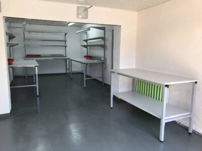 Stoły warsztatowe do naprawy elektroniki – realizacja RA Construction