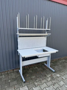 nowoczesny stół do pakowania z miejscem na wagę w blacie RA Construction